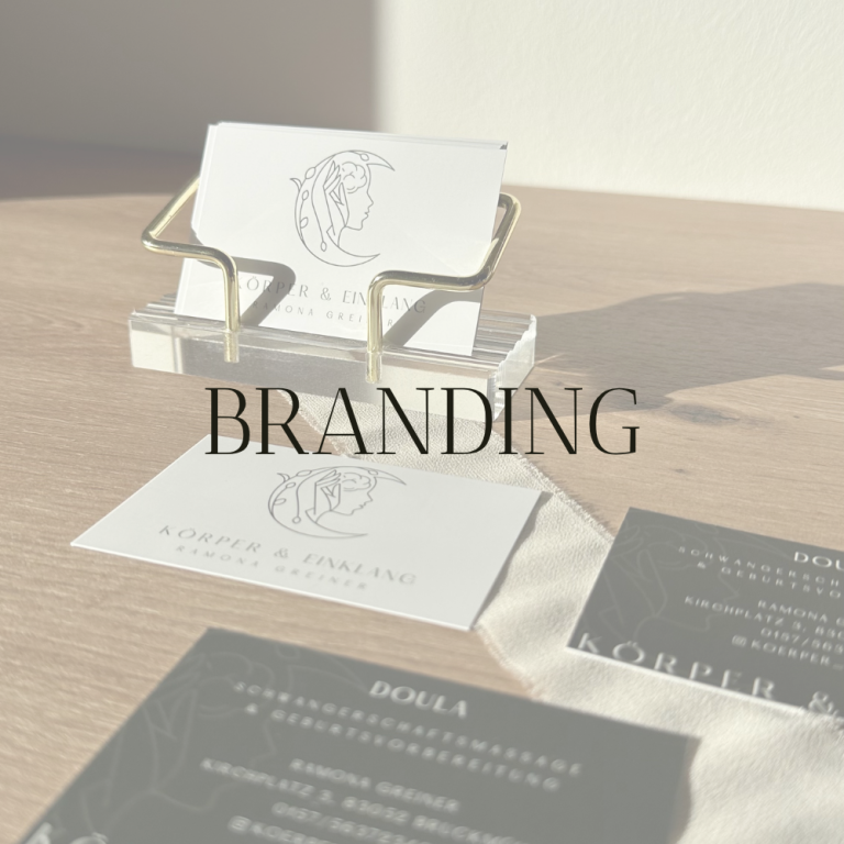 Branding Visitenkartenhalter mit weißen und schwarzen Visitenkarten auf einem Holztisch.
